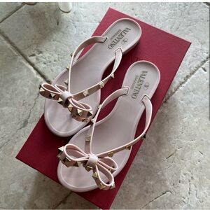 light pink valentino rock stud flip flops